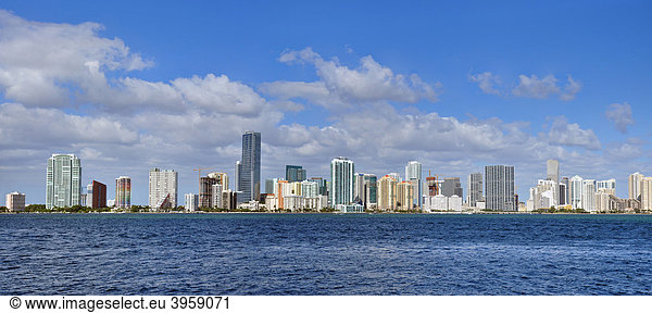 Skyline des Stadtzentrums von Key Biscayne aus gesehen  Miami  Florida  USA