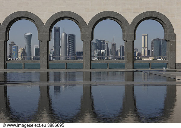 Skyline  gesehen vom Museum of Islamic Art  MIA  Museum für islamische Kunst  Doha  Qatar  Naher Osten