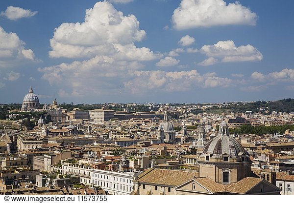 Skyline mit Kirchenkuppeln  links Petersdom  Rom  Italien  Europa