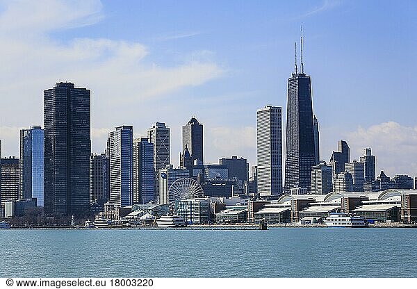 Skyline mit Navy Pier und John Hancock Center  Chicago  Illinois  USA  Nordamerika
