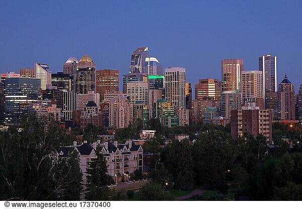 Skyline mit Wolkenkratzern in der Abenddämmerung  Calgary  Alberta  Nordamerika  Kanada  Nordamerika