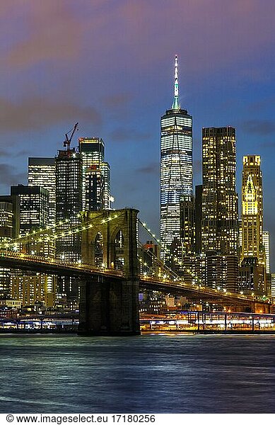 Skyline Nacht Stadt Manhattan Brooklyn Bridge World Trade Center WTC Hochformat in den  New York City  USA  Nordamerika