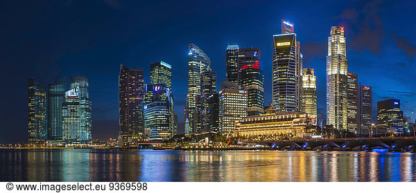 Skyline Skylines beleuchtet Nacht Großstadt Hochhaus Singapur