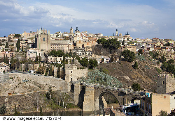 Skyline  Skylines  Europa  Sonnenuntergang  Großstadt  Hauptstadt  Architektur  Geschichte  Brücke  Fluss  Kathedrale  Herbst  maurisch  Spanien  Toledo