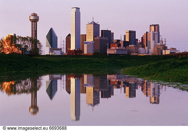 Skyline  Skylines  Spiegelung  Dallas  Abenddämmerung  Teich