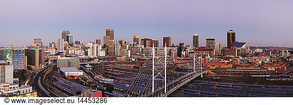 Skyline und Bahnhof von Johannesburg