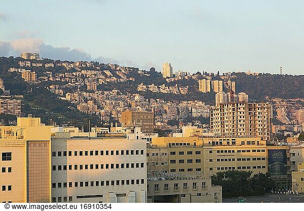 Skyline von Haifa bei Sonnenaufgang  Israel.