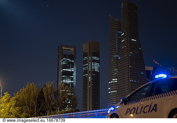 Skyline von Madrid mit der Polizei in der Nähe