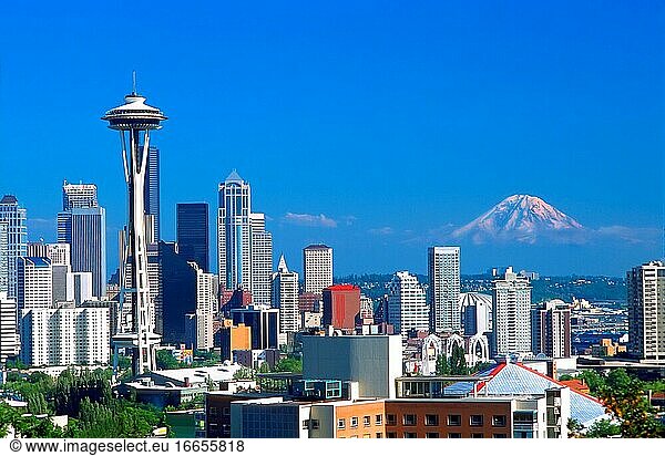 Skyline von Seattle  Washington  mit dem Berg Ranier im Hintergrund.