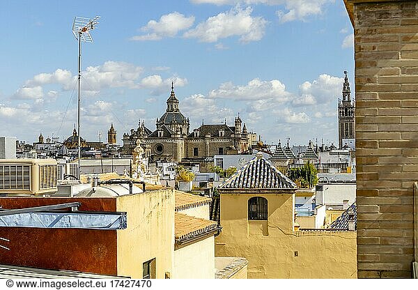 Skyline von Sevilla mit der berühmten Kirche vom Dach aus gesehen  Andalusien  Spanien  Europa