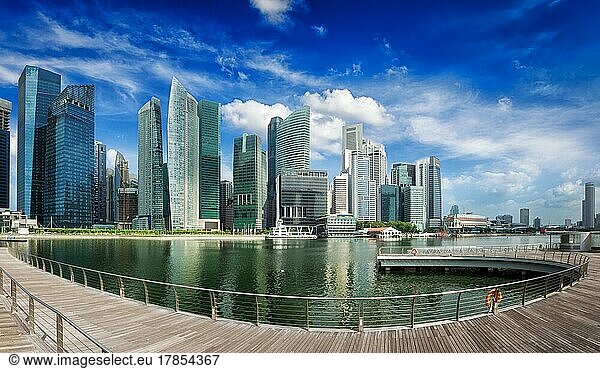 Skyline von Singapur mit Geschäftsviertel und Marina Bay Panorama. Ultra-Weitwinkel