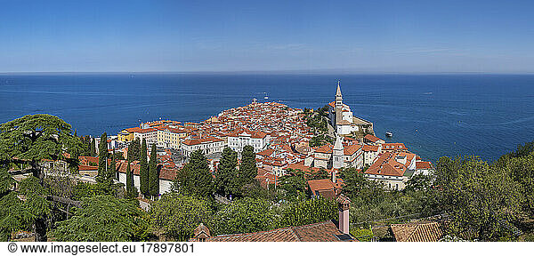 Slovenia  Piran  Panoramic view of coastal town with clear line of horizon over Adriatic Sea in background