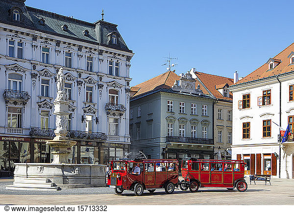Slowakei  Bratislava  Roland-Brunnen und Reisebusse auf dem Hauptplatz