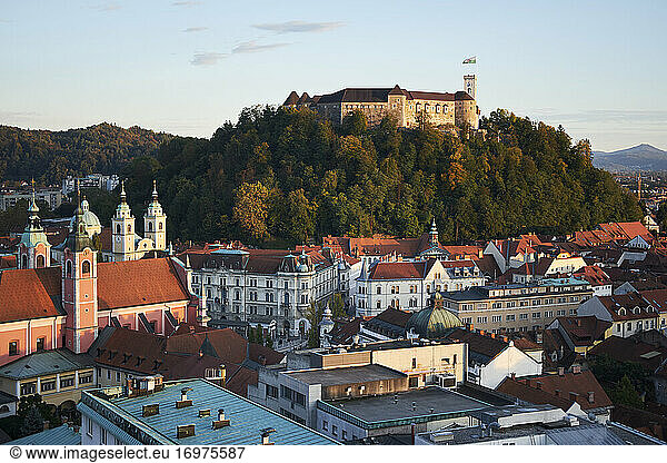 Slowenisches Stadtbild mit Festung bei Sonnenuntergang