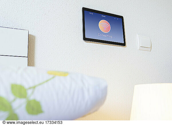 Smart-Home-Tablet mit Wifi-Symbol an der Wand