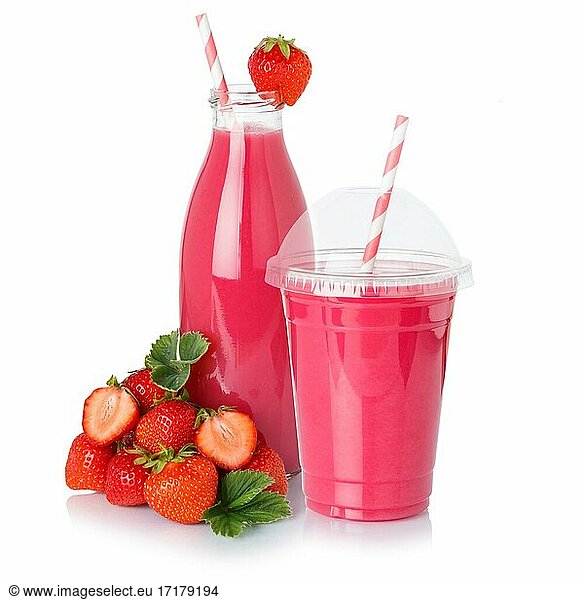 Smoothie Fruchtsaft Getränk Saft Erdbeere Erdbeeren im Plastikbecher und Flasche  Freisteller  weißer Hintergrund