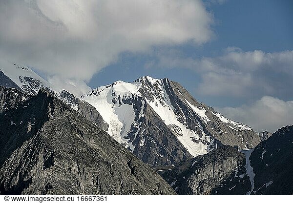Snow-covered mountains  high alpine landscape  Berliner Höhenweg  Zillertal Alps  Zillertal  Tyrol  Austria  Europe