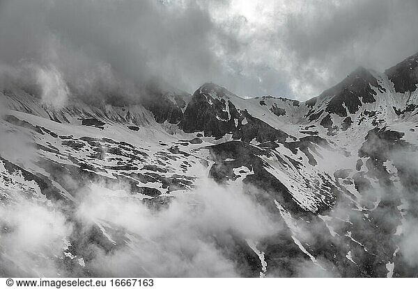 Snow-covered mountains  high alpine landscape in fog  Berliner Höhenweg  Zillertal Alps  Zillertal  Tyrol  Austria  Europe