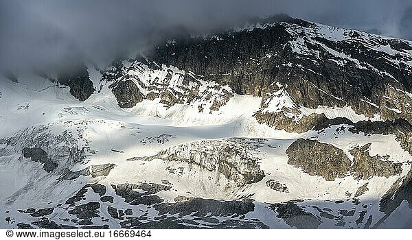 Snow-covered mountainside in fog  Waxeggkees glacier  high alpine landscape  Zillertal Alps  Zillertal  Tyrol  Austria  Europe