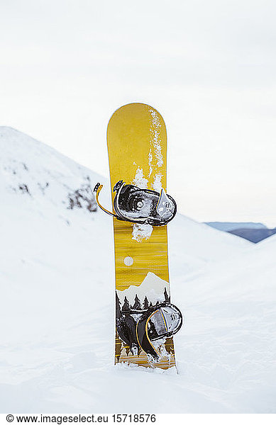 Snowboard auf dem Gipfel eines schneebedeckten Berges