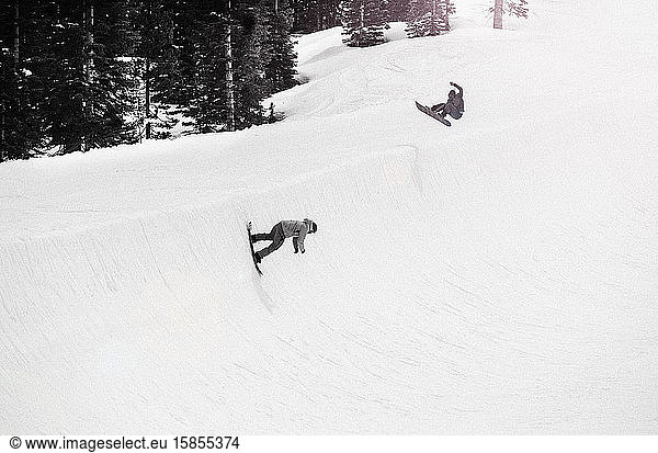 Snowboarder auf Halfpipe in Kalifornien