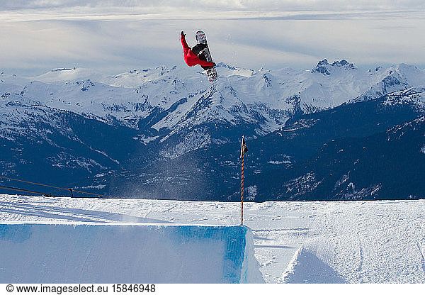 Snowboarder trifft Park Jump in Whistler