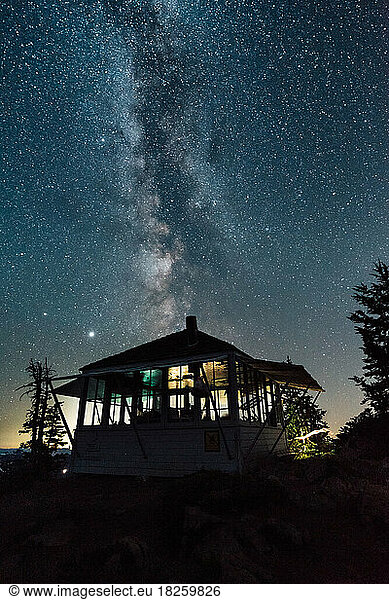 so many stars over old fire lookout in Washington