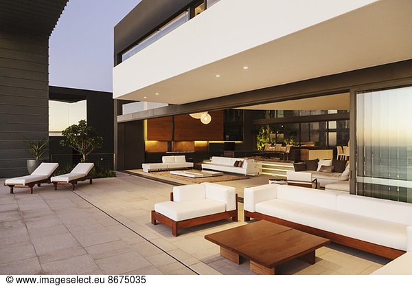 Sofas und Liegestühle auf moderner Terrasse