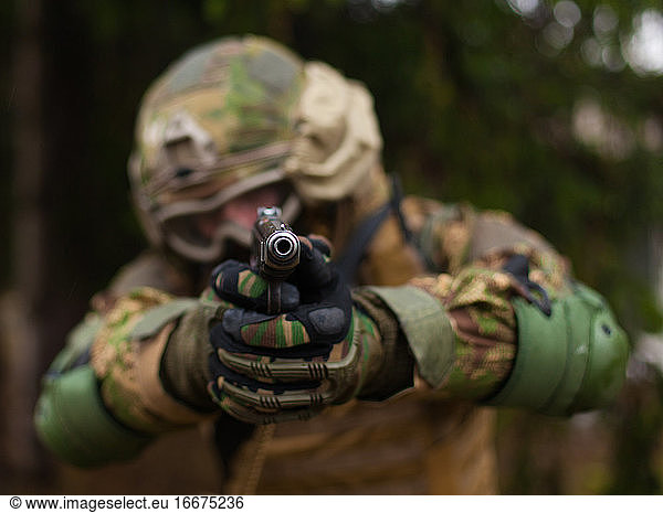 Soldat der Nationalgarde schießt eine Waffe ab