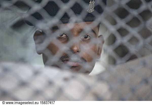 Soldat hinter einem Zaun an einem Straßenkontrollpunkt in Srinagar