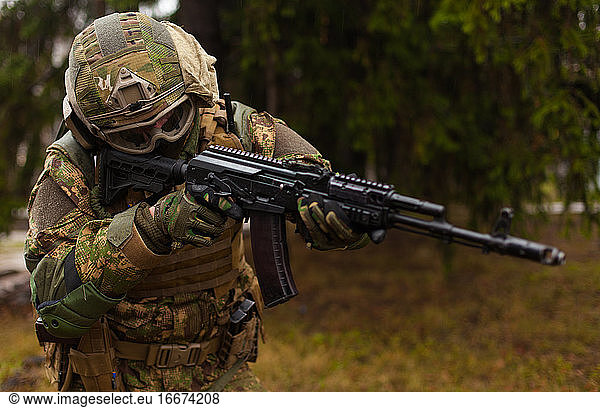 Soldat mit moderner Ausrüstung und einer Waffe