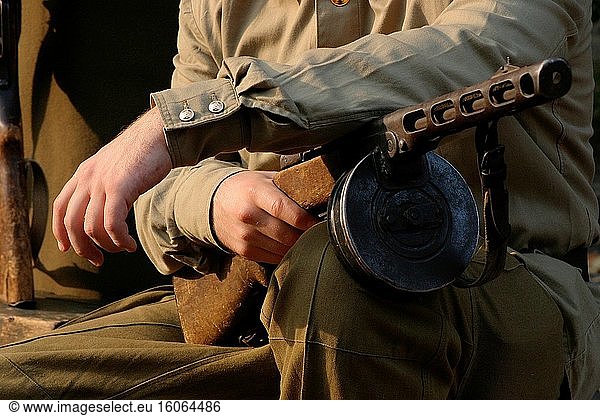 Soldat mit Trommelmaschinengewehr in der Hand.