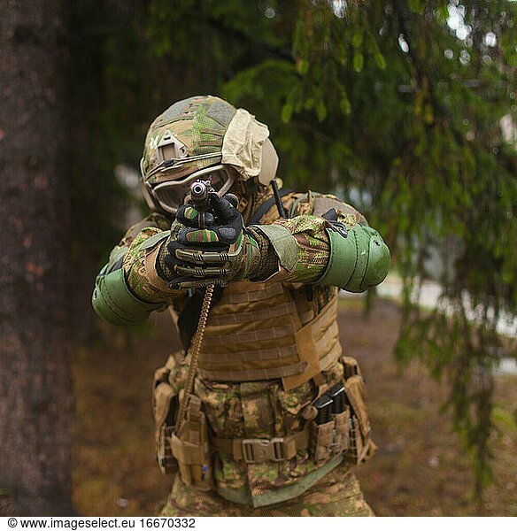 Soldat zielt mit einer Pistole Ukrainka  Oblast Charkiw  Ukraine