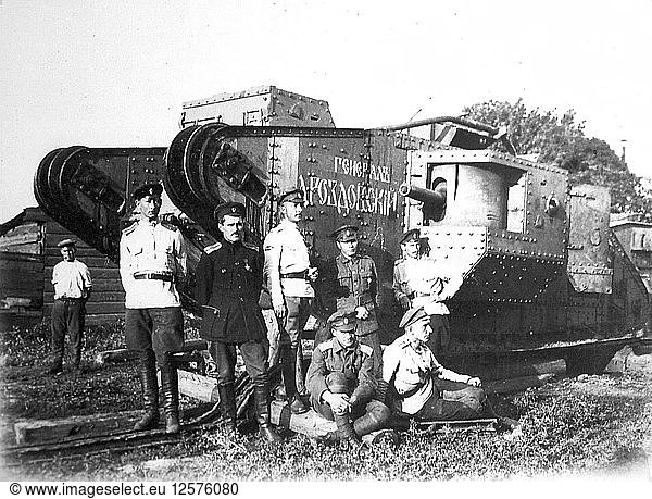 Soldaten der Freiwilligenarmee vor dem Panzer General Drozdovsky  1919. Künstler: Anon