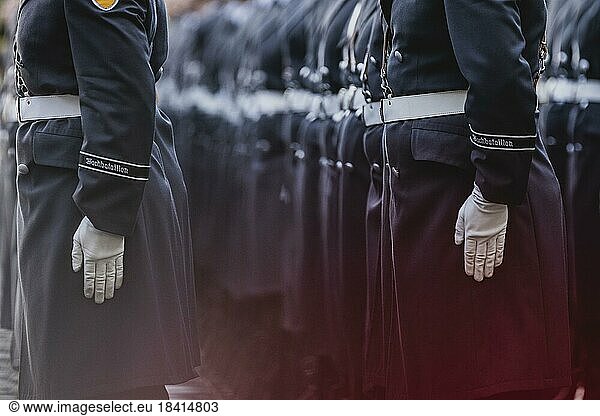 Soldaten des Wachbataillon der Bundeswehr  aufgenommen im Rahmen des Empfangs der Ministerpräsidentin Italiens im Bundeskanzleramt in Berlin  03.02.2023.  Berlin  Deutschland  Europa