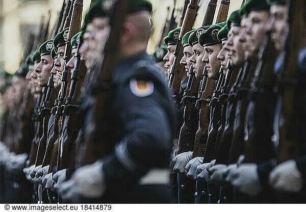 Soldaten des Wachbataillon der Bundeswehr  aufgenommen im Rahmen des Empfangs der Ministerpräsidentin Italiens im Bundeskanzleramt in Berlin  03.02.2023.  Berlin  Deutschland  Europa
