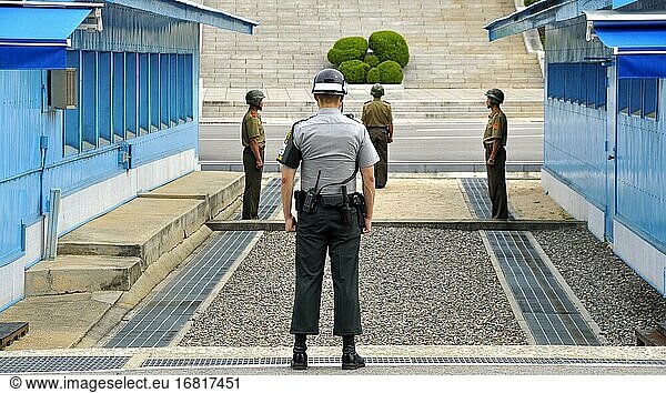 Soldaten stehen an den blauen Baracken in der demilitarisierten Zone (DMZ)  Grenze zwischen Nordkorea und Südkorea  Panmunjeom  Südkorea  Asien