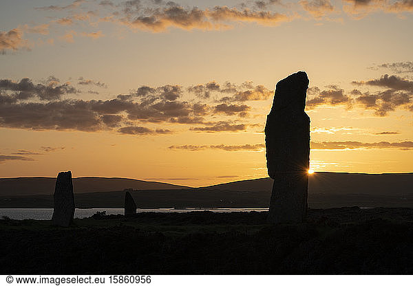 Sonnenaufgang am Ring of Brodgar stehende Steine  Orkney  Schottland