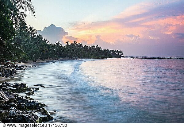 Sonnenaufgang am Strand von Mirissa  Südküste von Sri Lanka  Asien