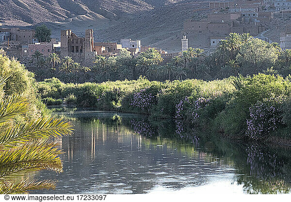 Sonnenaufgang auf einem Fluss mit einer Kasbah-Ruine Reflexion  Draa-Tal  Marokko  Nordafrika  Afrika