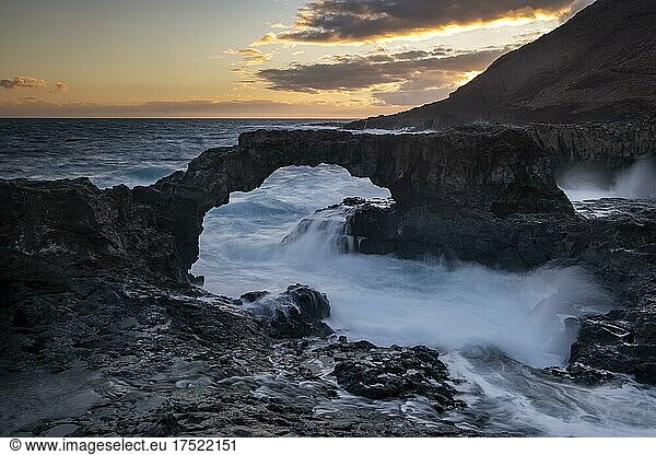 Sonnenaufgang bei Felsbogen Charco Manso  El Hierro  Kanarische Inseln  Spanien  Europa