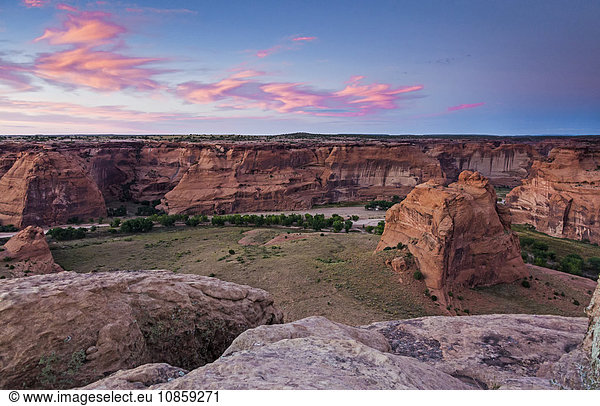 Sonnenaufgang über dem Canyon de Chelly  New Mexico  USA