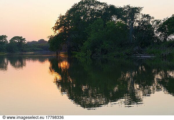 Sonnenaufgang über dem Fluss Cuiaba  Pantanal  Bundesstaat Mato Grosso  Brasilien  Südamerika