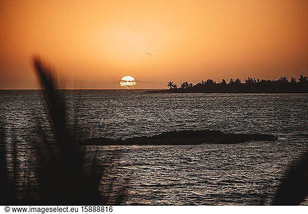 Sonnenaufgang über dem Meer  Bahamas  Karibik