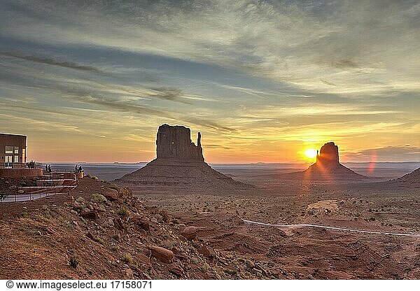 Sonnenaufgang über dem Monument Valley vom Artist's Point aus  Arizona  Vereinigte Staaten.