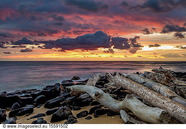Sonnenaufgang über dem Pazifischen Ozean vom Ufer des Lydgate Beach; Kapaa  Kauai  Hawaii  Vereinigte Staaten von Amerika