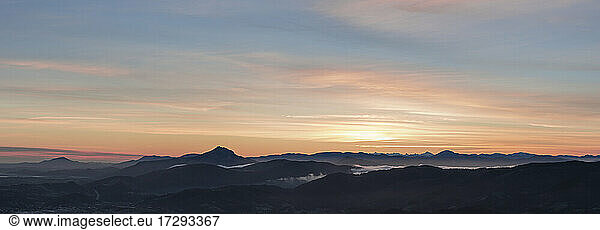 Sonnenaufgang über den Bergen im Baskenland  Igueldo  San Sebastian  Spanien