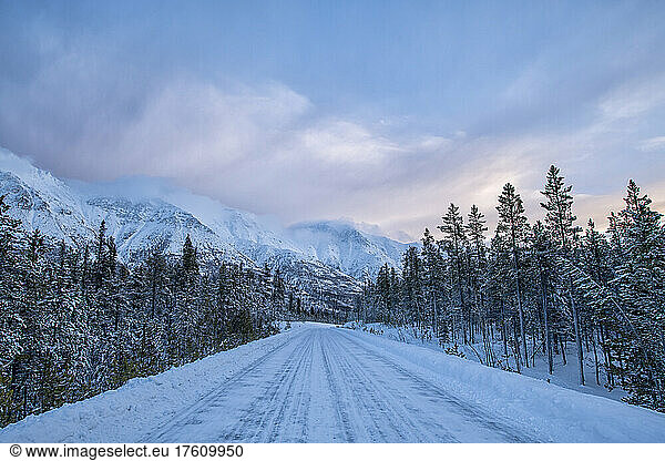 Sonnenaufgang über den schneebedeckten Bergen des Gray Ridge entlang der Annie Lake Road im frühen Morgenlicht im Winter; Whitehorse  Yukon  Kanada
