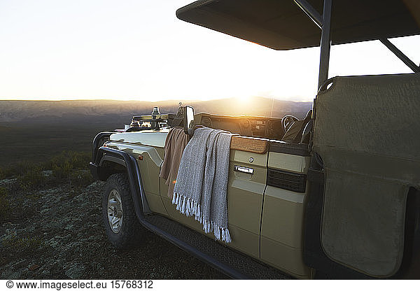 Sonnenaufgang hinter Safari-Geländewagen Südafrika
