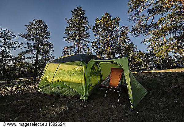 Sonnenaufgang im Basislager am Mogollon Rim  im Wald von Zentral-Arizona.